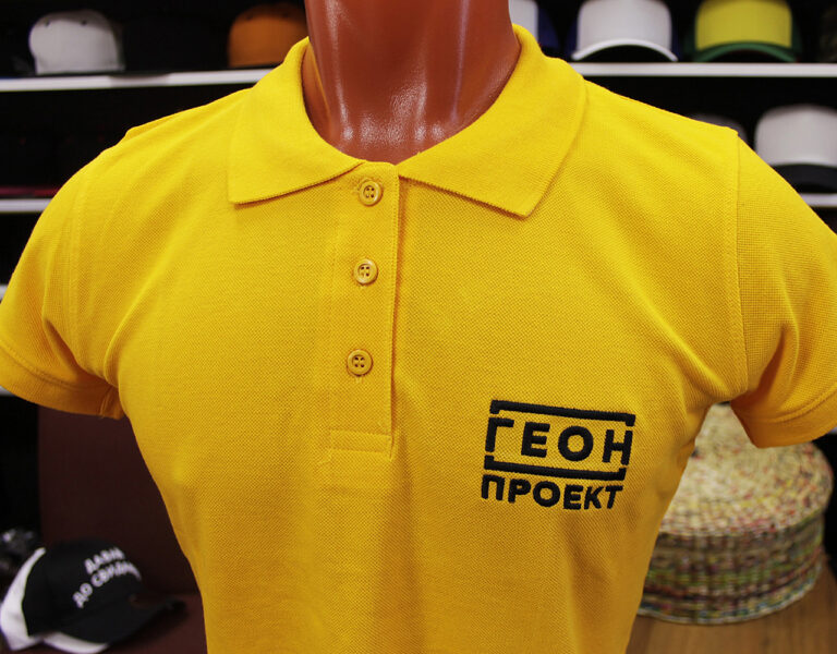 вышивка логотипа на жёлтом поло